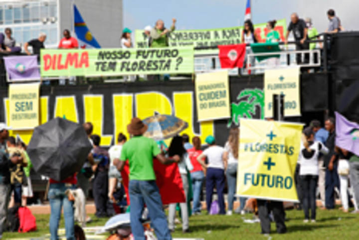 Movimentos sociais protestam em frente ao Congresso contra alterações no Código Florestal