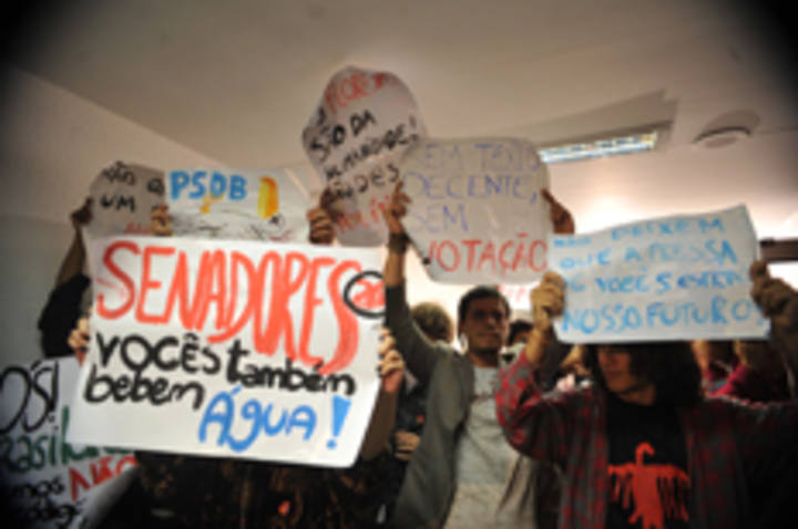 Manifestantes protestam contra projeto do novo Código Florestal