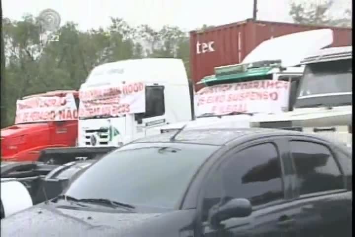 Protestos bloqueiam tráfego de caminhões em estradas do país