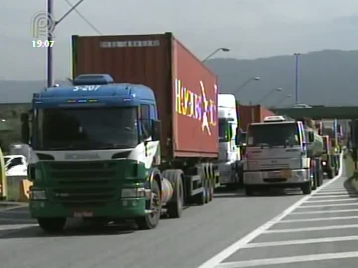 Problemas técnicos em terminais causam congestionamento no acesso ao Porto de Santos (SP)