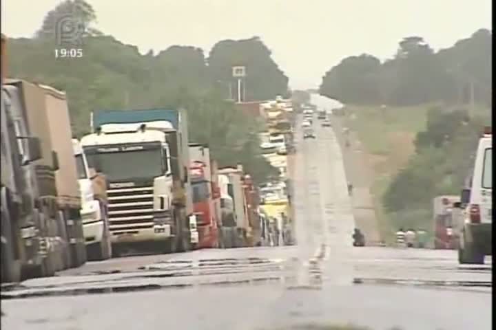 Paralisação de caminhoneiros gera filas nas estradas de Cuiabá (MT)