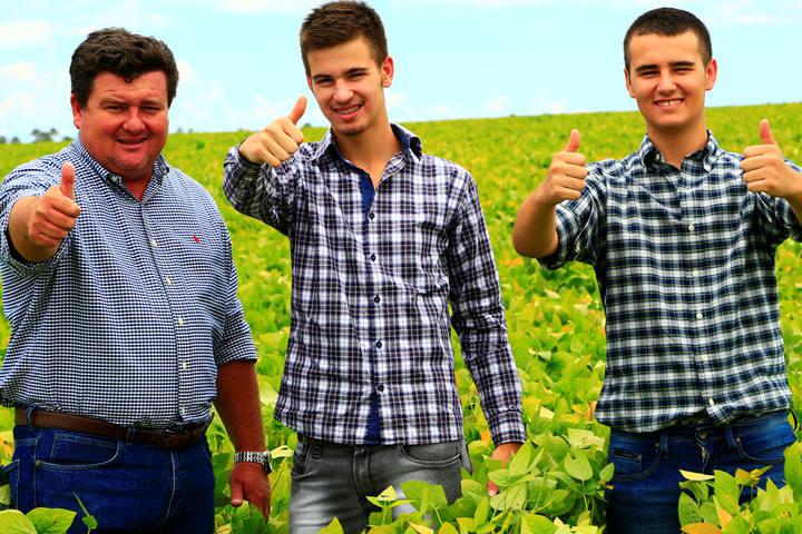 Charles Godoy e filhos atingem 70 sacas de soja por hectare em Catalão, Goiás