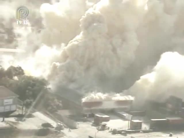 Corpo de Bombeiros segue tentando apagar o incêndio no armazém de fertilizantes em Santa Catarina