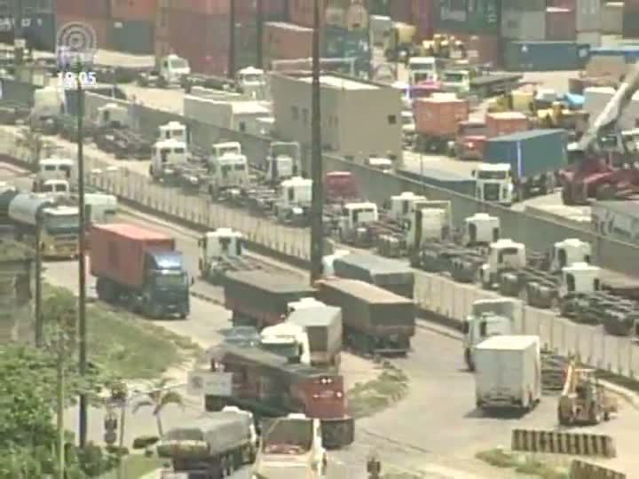 Trabalhadores do Porto de Santos (SP) protestam contra MP que dá mais autonomia para a iniciativa privada