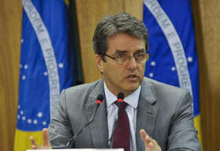 Roberto Azevêdo é reeleito diretor-geral da OMC