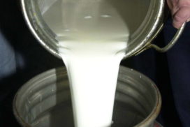 leite sendo despejado
