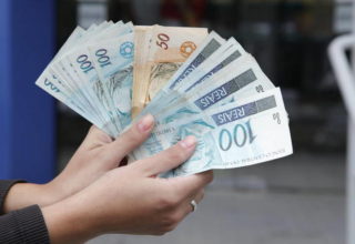 Brasileiros pagam R$ 2 tri de impostos em 2015