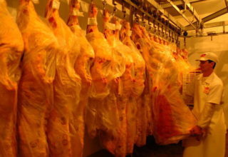 Carne vendida no atacado valoriza 13,8% em um ano