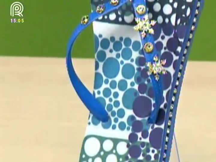 Customização de chinelos com strass