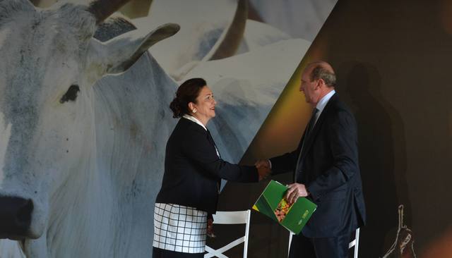 Brasília- DF- Brasil- 05/01/2015- A nova ministra da Agricultura, Kátia Abreu, recebe o cargo de seu antecessor, Neri Geller, em cerimônia no ministério (Valter Campanato/Agência Brasil)