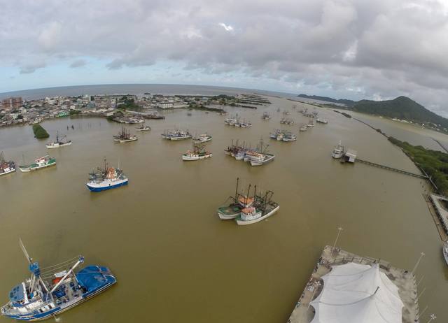 Fotos aéreas do protesto do setor pesqueiro que começou nesta segunda-feira em Itajaí. Crédito das fotos: Alex Dickel/ Sindipi