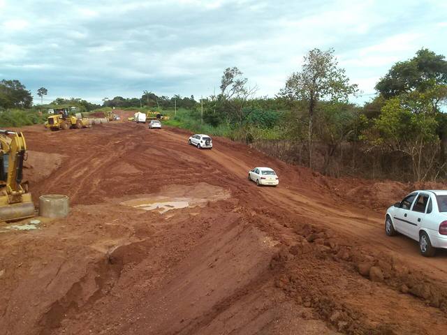 Cratera de 15 metros de profundidade paralisa tráfego de caminhões na BR 364