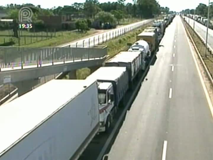 Greve geral na Argentina impede a entrada de caminhoneiros