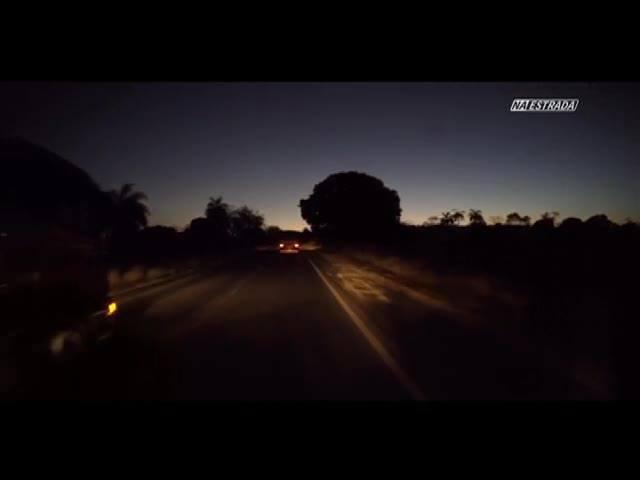 Corrida contra o tempo e direção noturna fazem parte da vida dos caminhoneiros