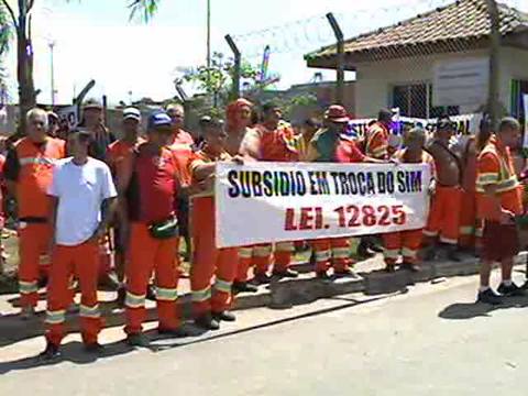 Greve paralisa os trabalhos no porto de Santos