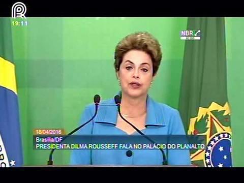 Dilma diz se preocupar com a democracia brasileira