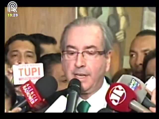 Aos prantos, Eduardo Cunha renuncia