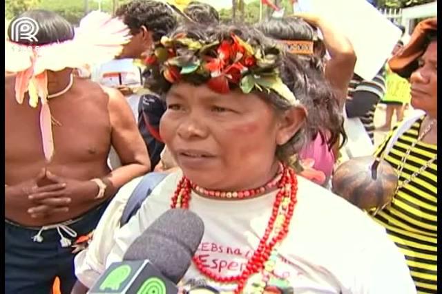 Índios protestam em frente à sede da FPA