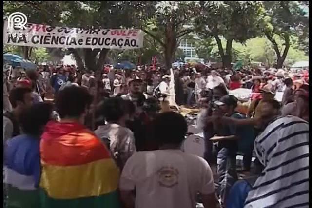 Brasília vive dia de protestos na Esplanada