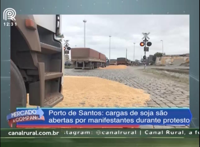 Manifestantes despejam soja em pista na entrada do porto de Santos