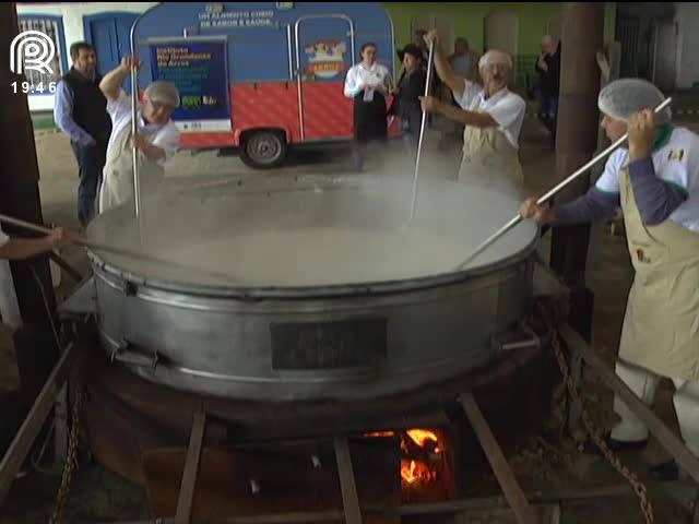 Produtores preparam o maior arroz-doce do mundo