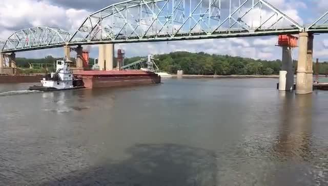 Barcaça de grãos no rio Illinois