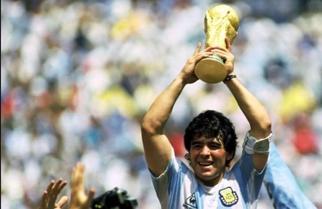 Diego Maradona erguendo a Copa do Mundo