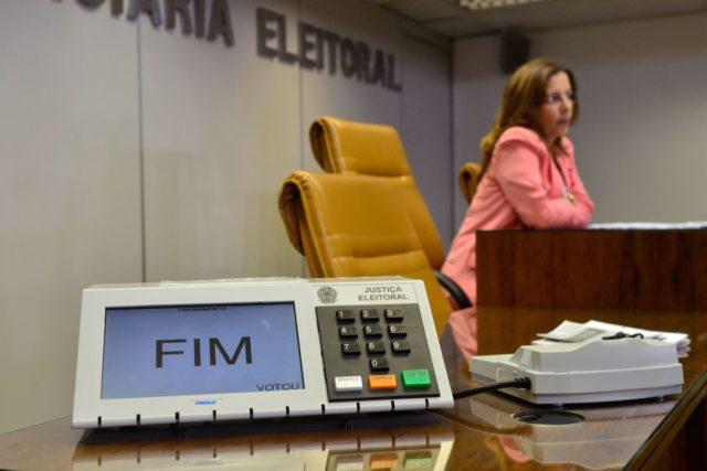 A diretora-geral do TRE-RJ, Adriana Brandão, fala após a zerésima, conferência de todas as urnas do Estado para comprovar que a contagem de votos está zerada para todos os candidatos (Fernando Frazão/Agência Brasil)