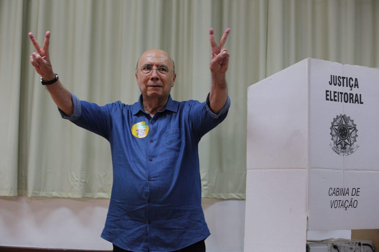 Henrique Meirelles fez o sinal da vitória após votar na região central de São Paulo. Foto: Sérgio Dutti/Divulgação imprensa Meirelles