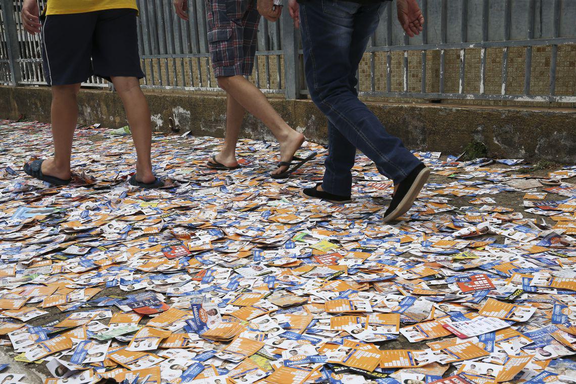 Santinhos espalhados pelas ruas de Brasília. Foto: Antonio Cruz/Agência Brasil 