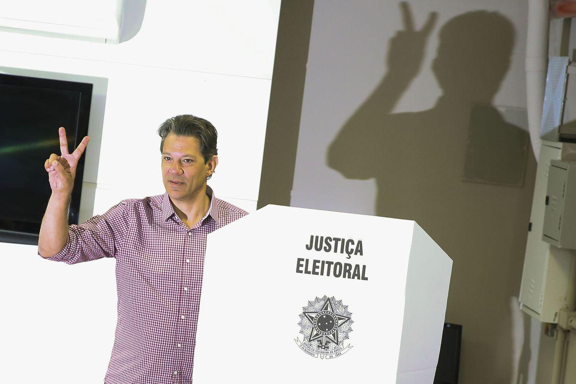O candidato à Presidência da República, Fernando Haddad, vota em São Paulo. Foto: Marcelo Camargo/Agência Brasil