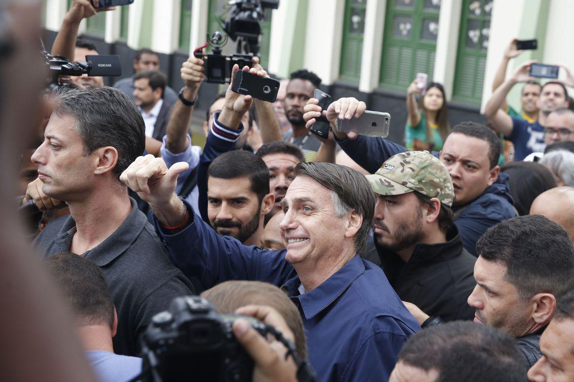 Jair Bolsonaro compareceu ao local de votação acompanhado de familiares e segurança. Foto: Tânia Rêgo/Agência Brasil