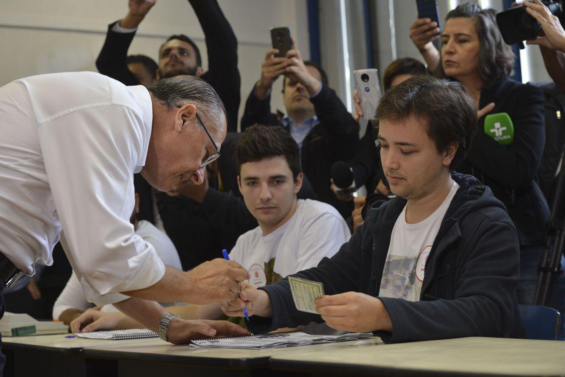 O candidato a presidência pelo PSDB, Geraldo Alckmin, vota na Escola Santo Américo, no Jardim Colombo. Foto: Rovena Rosa/Agência Brasil 