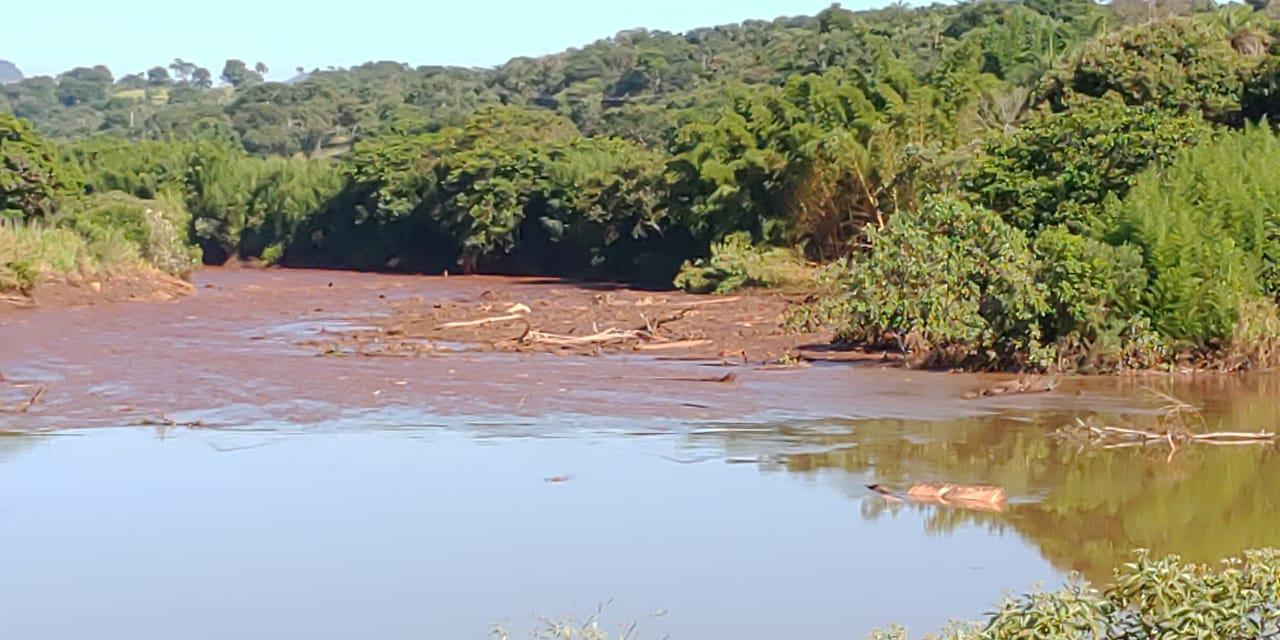 Água contaminada pelos rejeitos da barragem, em Brumadinho
