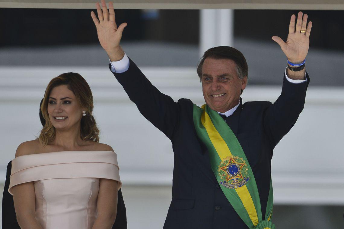 Presidente Jair Bolsonaro saúda o povo depois de receber a faixa presidencial. Foto: Marcelo Camargo/Agência Brasil