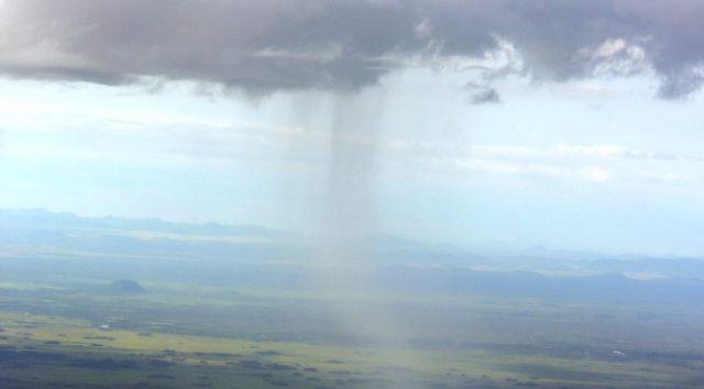 Nuvem de chuva sobre área rural