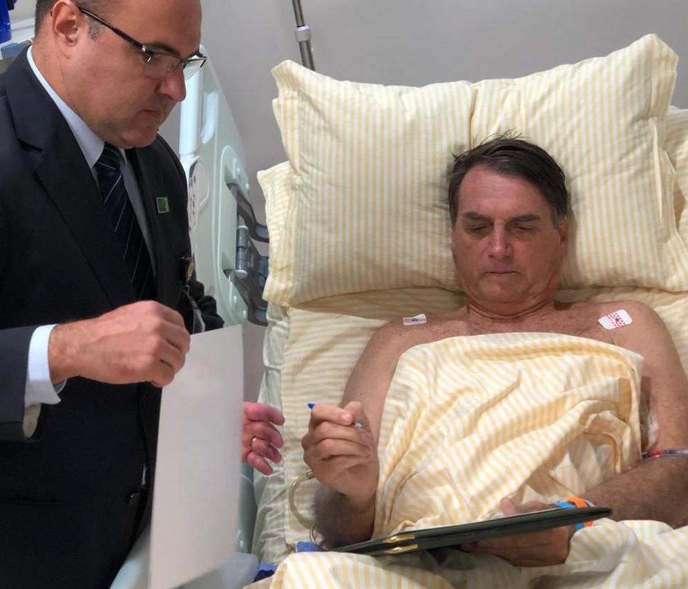 Internado, o presidente Jair Bolsonaro assina decreto no hospital