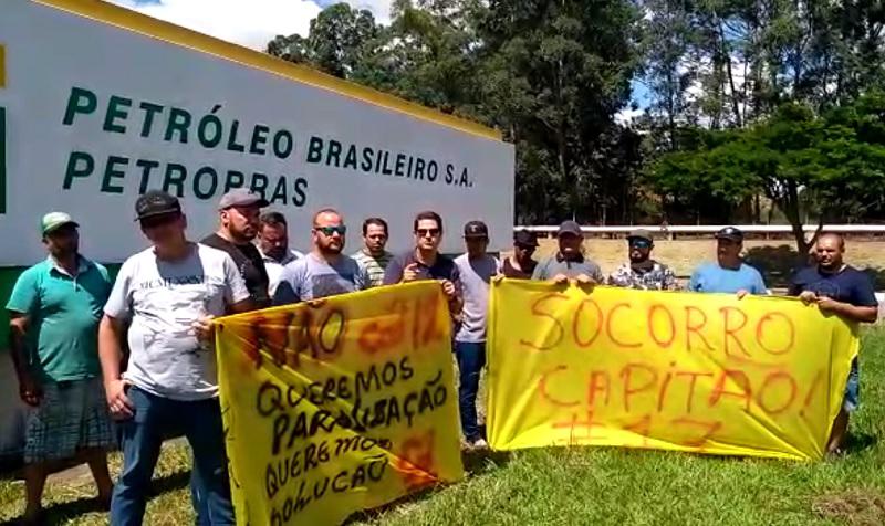 caminhoneiros fazem protesto á frente da Petrobras