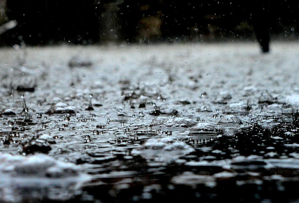 gotas de chuva caindo em poça d'água