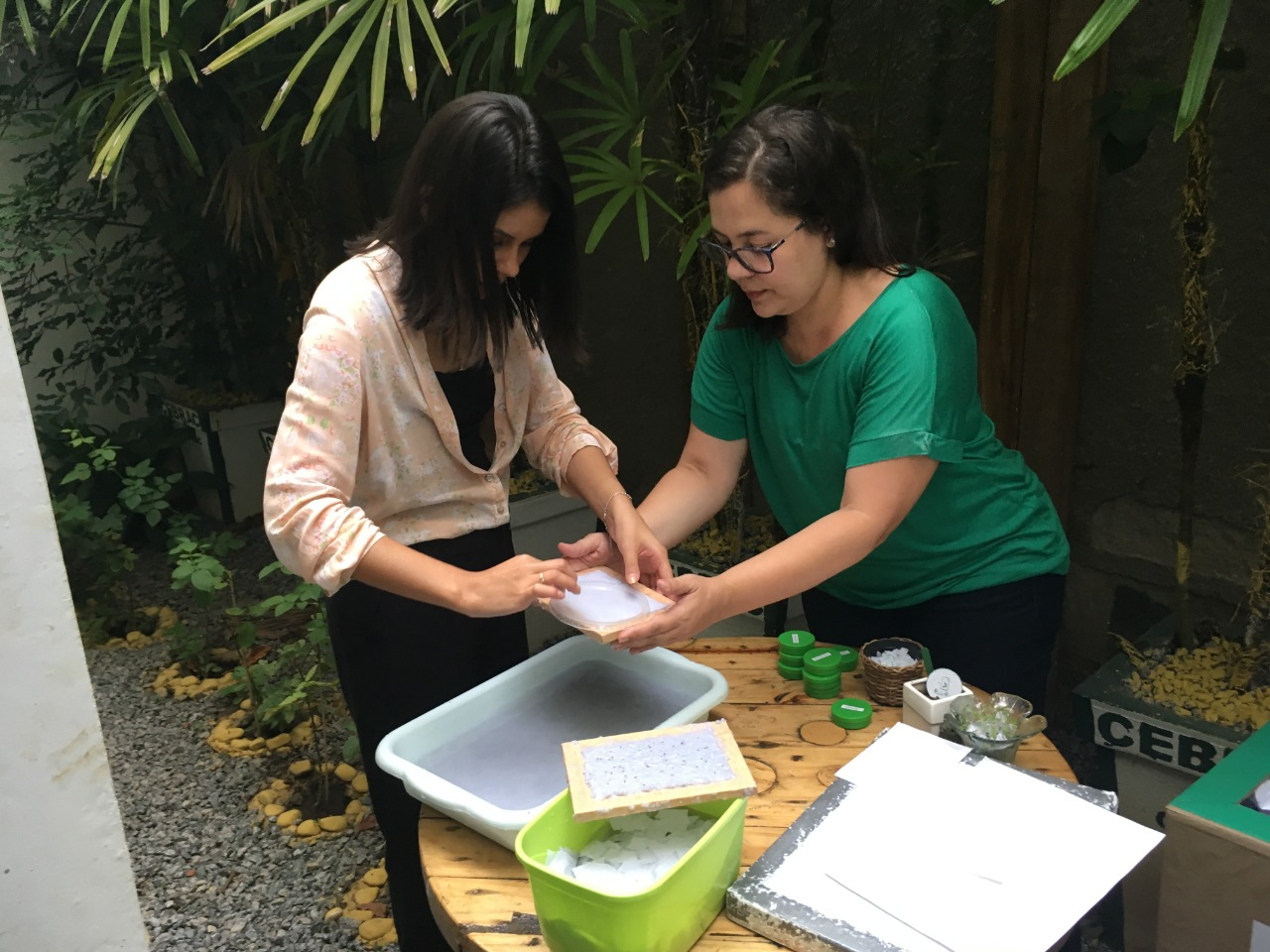 Lilia e Raysa produzindo as folhas de papel-semente