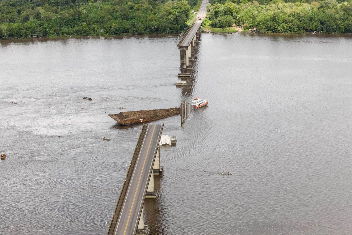 ponte sobre rio Moju , Pará