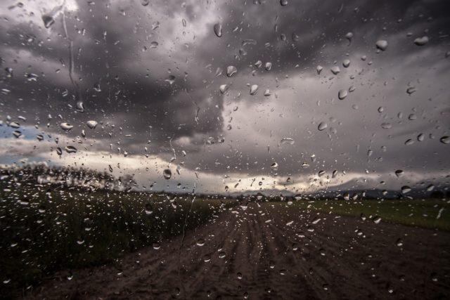 Vidro embaçado pela chuva. É possível ver estrada rural temporais tempo chuvas soja temporais, previsão do tempo