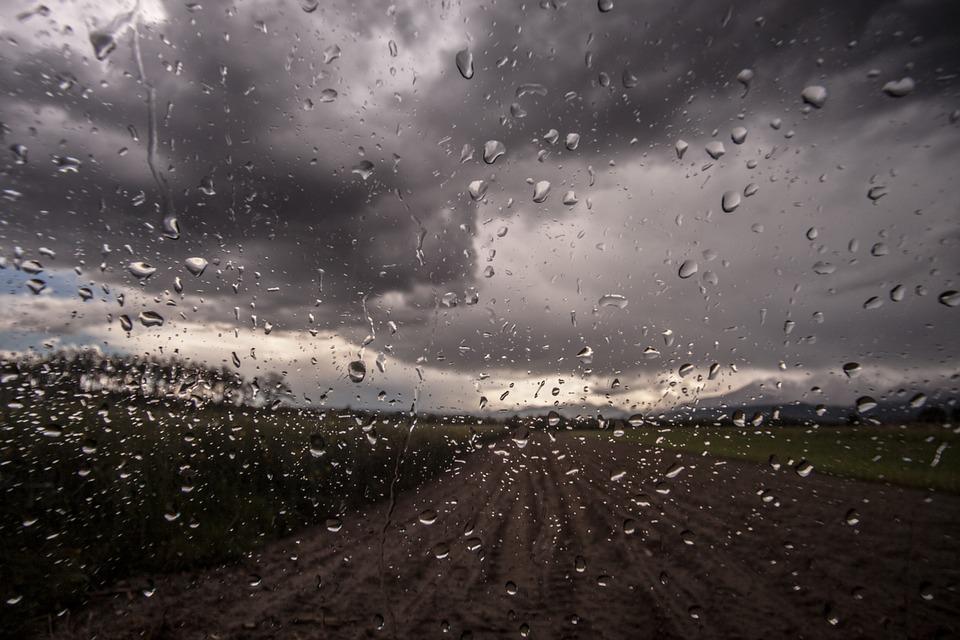 Vidro embaçado pela chuva. É possível ver estrada rural temporais tempo chuvas soja temporais