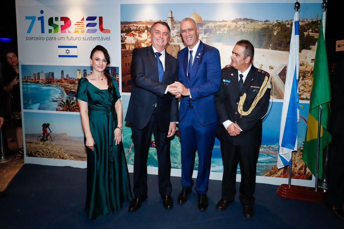 O presidente Jair Bolsonaro e o embaixador de Israel no Brasil, Yossi Shelley, participam da cerimônia comemorativa dos 71 anos do Estado de Israel, em Brasília. / Foto: Alan Santos/PR-Agência Brasil 