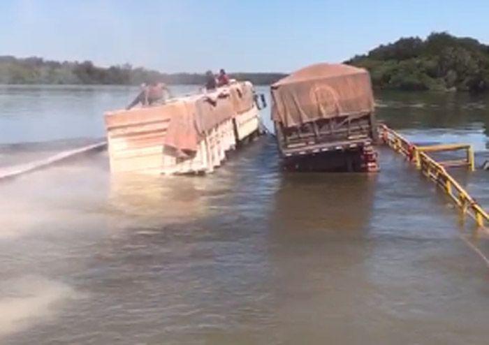 Caminhões afundam durante travessia no rio das Mortes