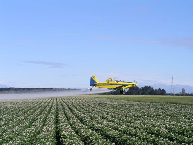 avião agrícola fazendo pulverização aérea