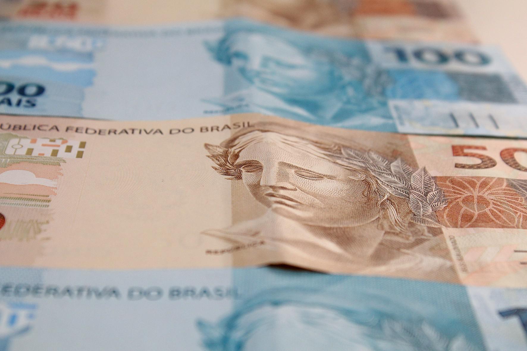 Dinheiro, auxílio brasil, taxa de juros