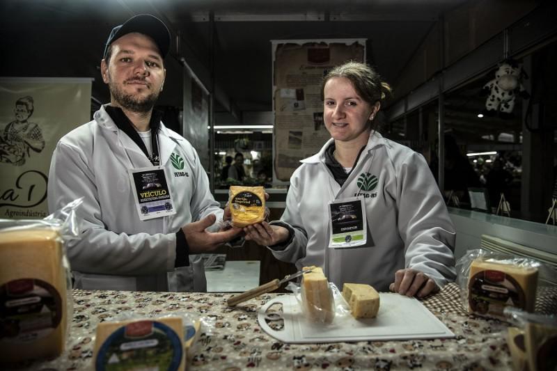 Marcos Seefeld e Daiane Kaiser, de Nova Petrópolis, comemoram a aceitação do queijo feito de leite cru lançado na feira. 