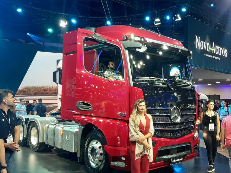 Actros, primeiro caminhão da América Latina a substituir retrovisores convencionais por versões digitais
