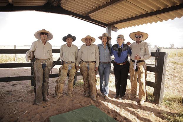 Carmen Perez com equipe na fazenda